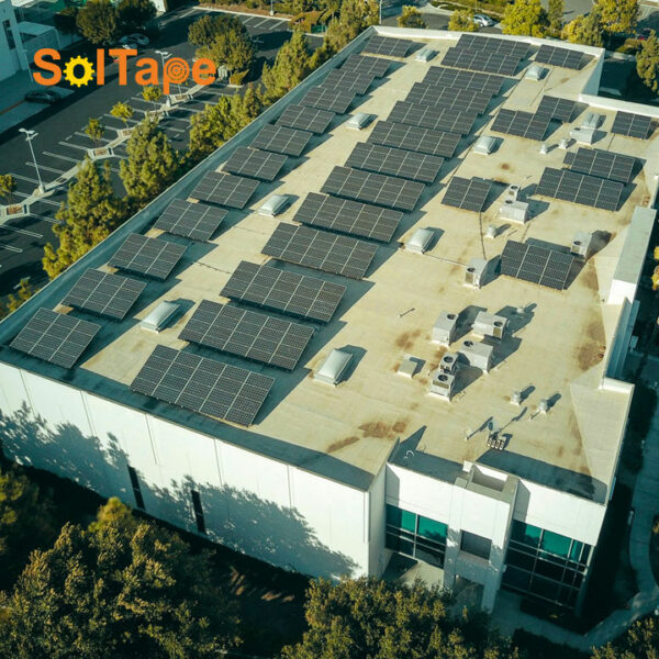 SolTape Schutzstreifen für Solar- und Photovoltaikanlagen, SolTape, Schutz Photovoltaikanlage, Großes Gebäude mit Photovoltaikanlagen auf dem Flachdach