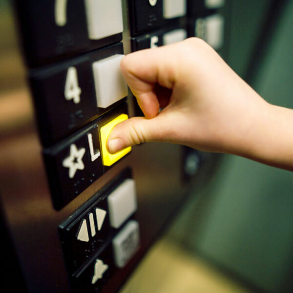 Drücken von Aufzugknopf (Close-up), Cellasto für Aufzüge, Aufzug, Dämpferelemente